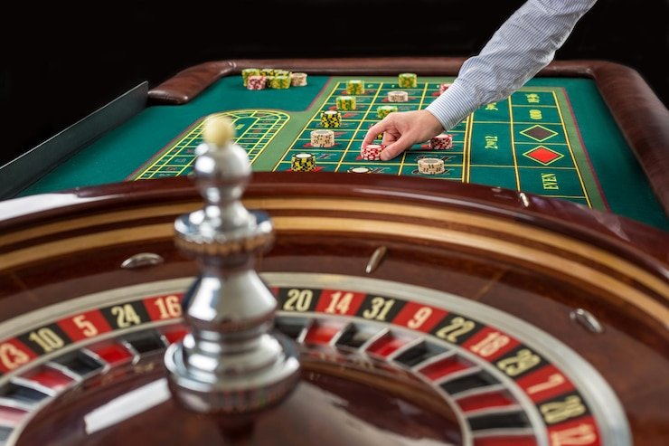 Pemain di meja Live Casino sedang melakukan putaran dengan dealer profesional